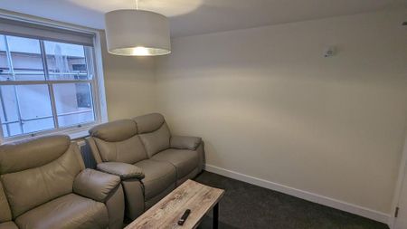 4 bedroom flat to rent - Photo 2