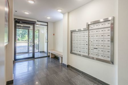 Minutes to Bayshore Shopping Centre; Easy Access to the Queensway - Photo 4