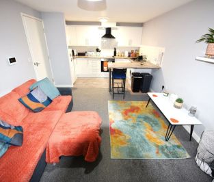 2 bedroom Flat in Flat 8, Leeds - Photo 1