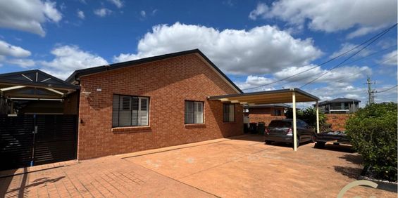 3 Bedroom Home &plus; Sleep Out&comma; in a Prime Location&excl; - Photo 3