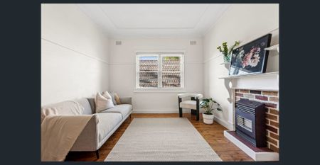 Top-Floor Art Deco Apartment with Light, Charm and Community Feel - Photo 2