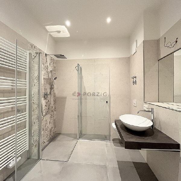 Erstbezug mit Stil: 2-Raum-Traum mit Kamin & Balkon - Photo 1