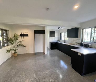 Beautiful Renovated Unit in Great Location - Photo 2