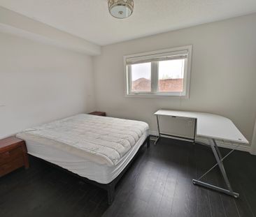 For Lease - 256 Glenashton Drive, Oakville, Ontario - Photo 4