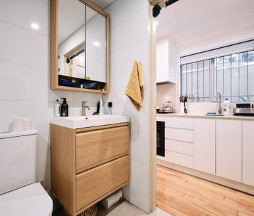 Stylish Studio with Parking in a Prime Inner West Location - Photo 4