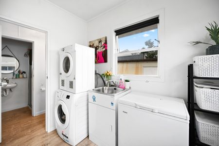 This impressive five-bedroom, two-bathroom home on Albert Street offers generous space and modern comfort in one of Hamilton’s most sought-after areas. - Photo 4