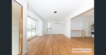 For Rent – Updated & Low Maintenance Unit in Convenient Location - Photo 2