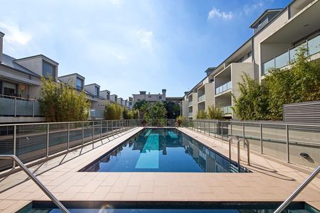 Tranquil setting - opposite the beautiful Redfern Park - Photo 3