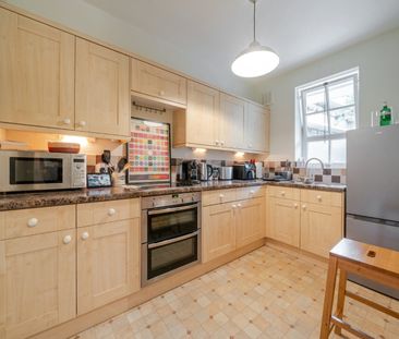 Vicarage Crescent, London, SW11 - Photo 6