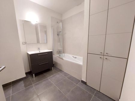 location Appartement F3 DE 76.9m² À LYON - Photo 2