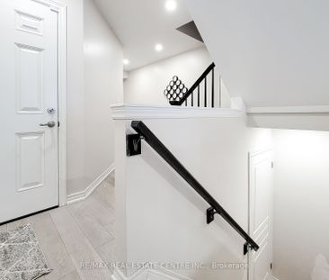 Townhouse For Lease | X8052802 - Photo 1