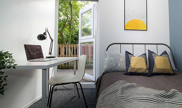 Beautiful 5-Bedroom Student House in Sheffield - Photo 1