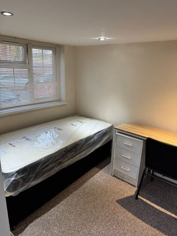 1 Bed Flat, Edgbaston, B16 - Photo 3