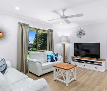 CENTRAL HERVEY BAY - SPACIOUS HOME - Photo 2