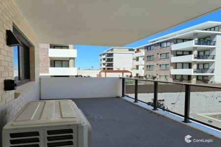 Beautiful 2 Bedroom Apartment - Fantastic Location! - Photo 2