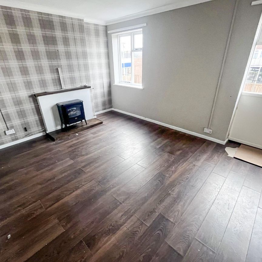 3 bedroom Flat To Let - Photo 1