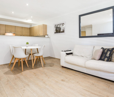 Contemporary Harbourside Haven Boasting Unmatched Convenience - Photo 2