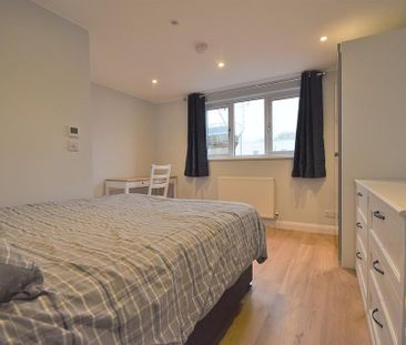 5 bedroom end of terrace house to rent - Photo 2