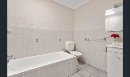 Charming 3-Bedroom Townhouse Near the Beach! - Photo 5