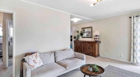 Tidy And Spacious Two Bedroom Unit - Photo 4