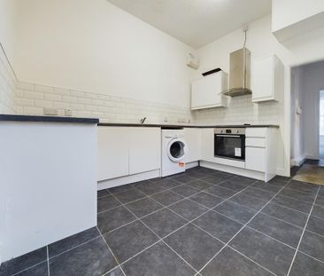 2 bedroom ground floor flat to rent - Photo 3