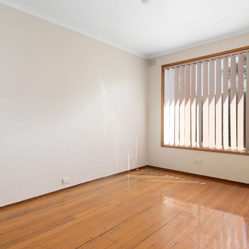 ~ 3 Bdrm Unit ~ Rear of Block with Large Yard - Polished Floorboards - Photo 1