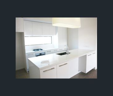 Luxury Townhouse Close To Everything - Photo 5