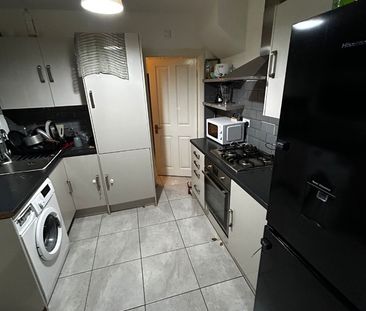 Room in a Shared House, CR7 - Photo 3