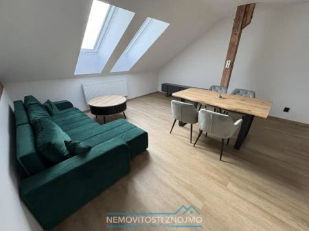 Pronájem plně vybaveného podkrovního bytu 2+kk v centru Znojma - Fotografie 3