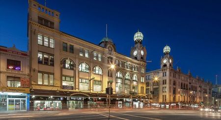 Renovated 3 Bedroom Terrace with Attic – Prime City Location - Photo 4