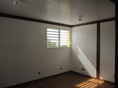 Jolie villa F4 meublée en bois mitoyenne + garage, située sur les hauteurs de PETIT-BOURG - Photo 4