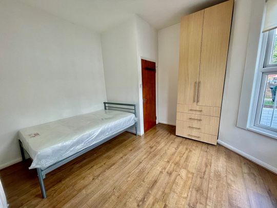 3 Bed Flat, Acton, W3 - Photo 1