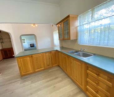 Character Home - Three Bedrooms, Study, Shed & Additional Parking - Photo 3