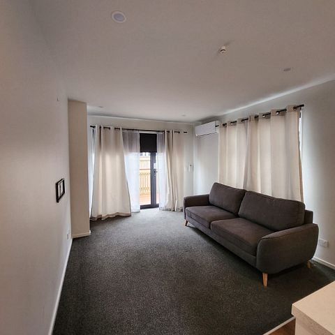 Modern home in the heart of Wainuiomata! - Photo 1