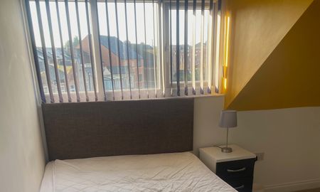 City Centre Three Bed House Share Room 2 - Photo 2