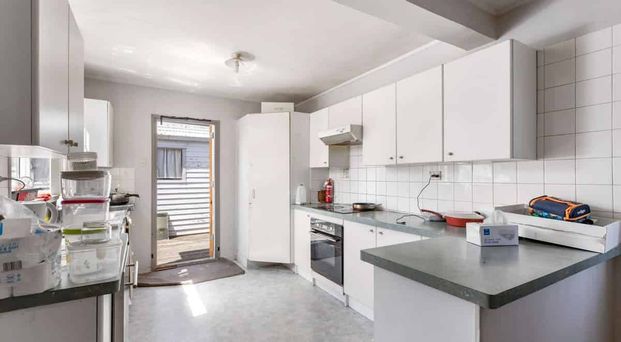 MANUREWA, 4 BEDROOMS - Photo 1