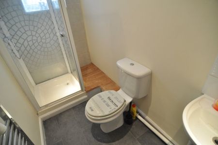 1 bed Flat - To Let - Photo 5