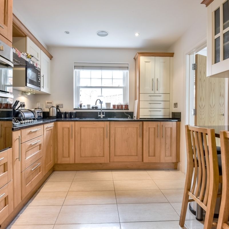 4 bedroom end of terrace house to rent - Photo 1