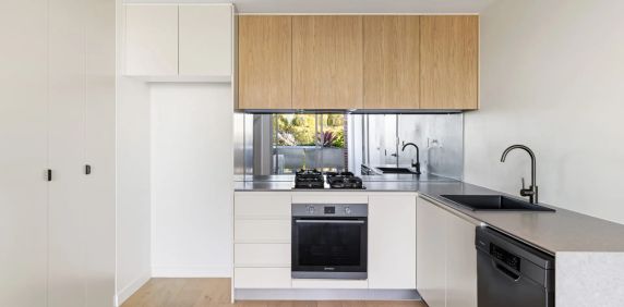 Modern apartment living with rooftop city views - Photo 2