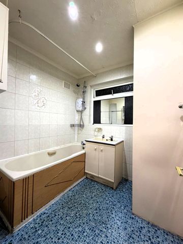 £1,450 PCM, Three Bedroom Semi-Detached House with Off-Road Parking, Garage and Large Enclosed Garden in Broadhaven, Leckwith, Cardiff, CF11 8DA - Photo 4