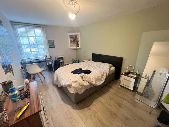 8 bedroom private hall to rent - Photo 1