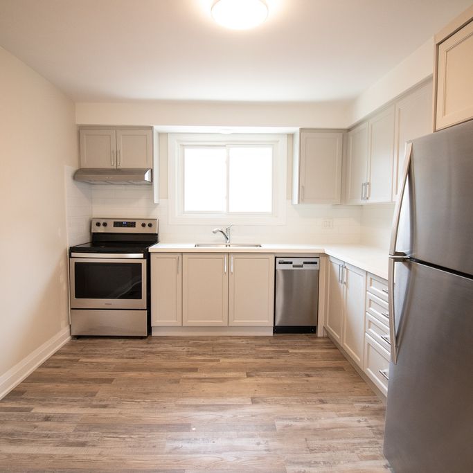 **STUNNING** 3 Bedroom Main Unit in Hamilton!! - Photo 1
