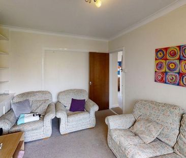 4 bedroom semi-detached house to rent - Photo 2