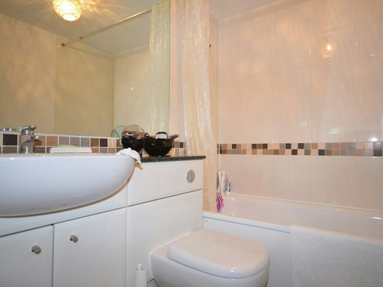 Flat to rent on - Photo 1
