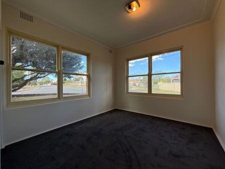 Freshly renovated in Prime Campbelltown Location - Photo 2