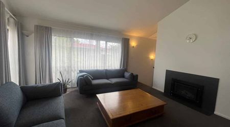 Spacious 3-Bedroom Home with Double Garage in Henderson - Photo 3