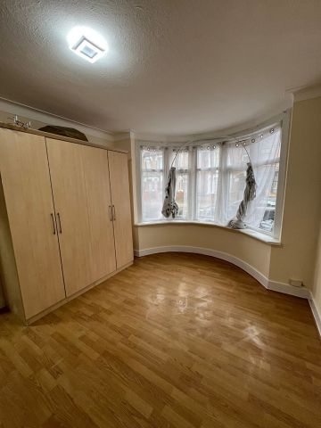 2 Bed Flat, Dersingham Avenue, E12 - Photo 2