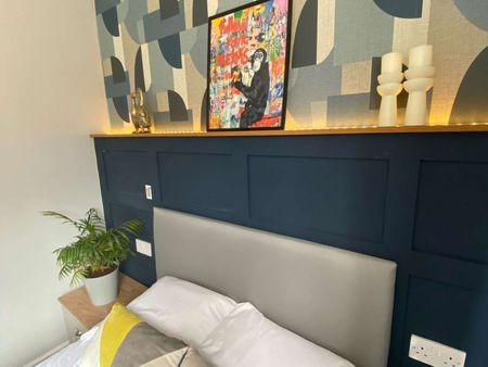 Newly Refurbished Ensuite Double Room Room 2 - Photo 3