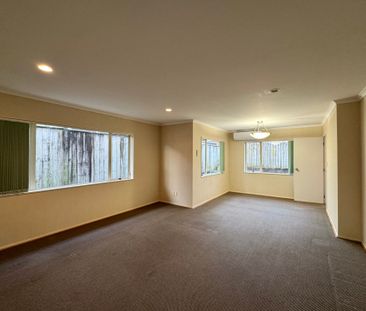 4-BEDROOMS OPPOSITE BOTANY TOWN CENTRE - Photo 3