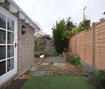 3 bedroom end of terrace house to rent - Photo 2